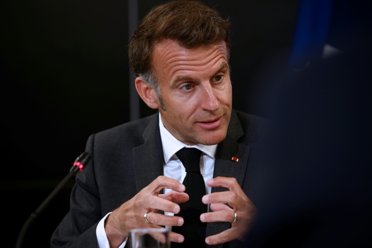 Macron relance l'idée de la consigne sur les bouteilles en plastique, les collectivités s'y opposent
