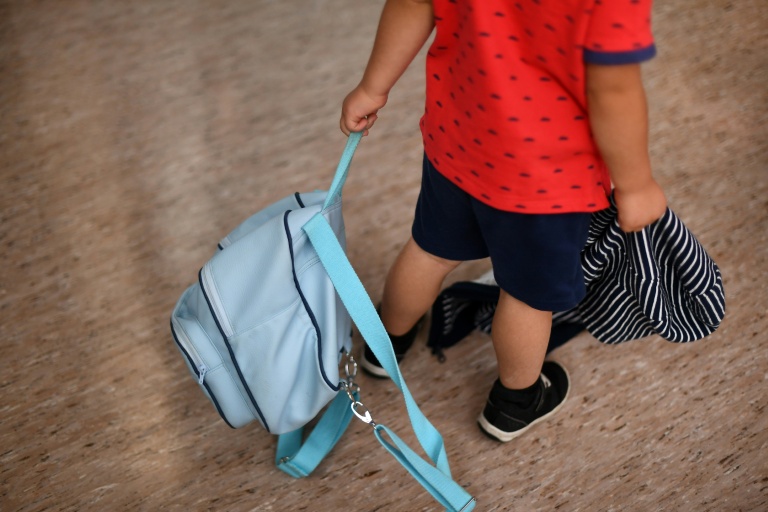 Loi sur la protection de l'enfance: les associations critiquent un "abandon" du gouvernement