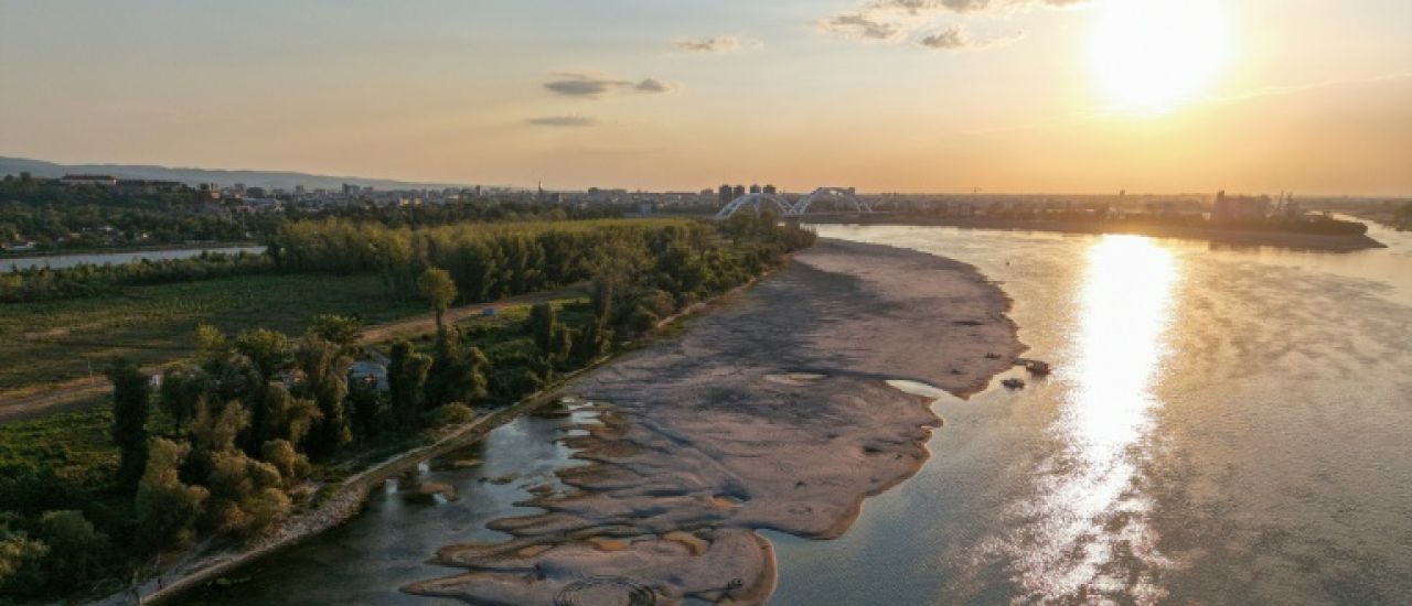 Le long d'un Danube asséché, bateaux échoués et pêcheurs sans travail