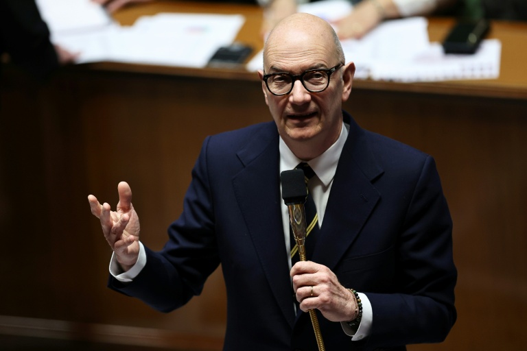 Budget: des chiffrages en cours pour la surtaxe des bénéfices des entreprises, dit Roland Lescure