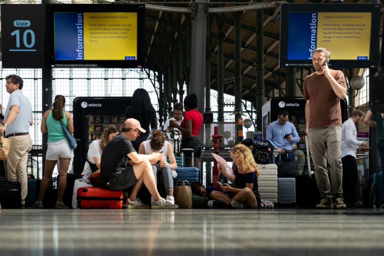 La SNCF se "prépare à faire face" aux départs en vacances malgré les fortes chaleurs