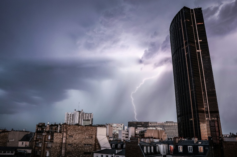 Rénovation de la tour Montparnasse: le maire de Paris va convoquer une réunion de crise