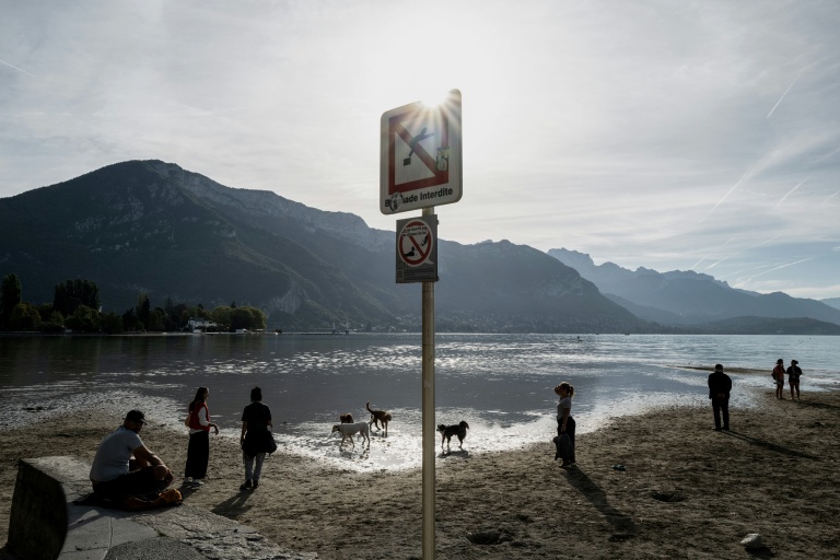 "On doit pousser les bateaux": le lac d'Annecy se vide à vitesse grand V