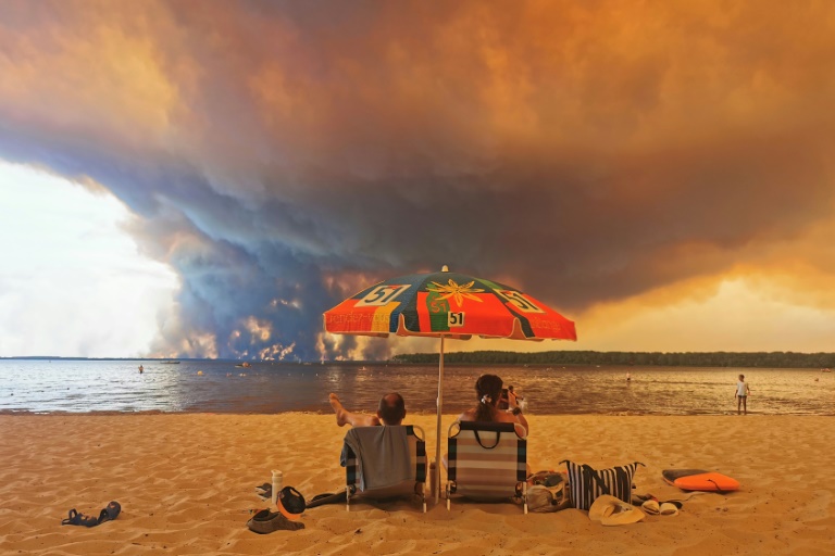 Incendie en Gironde : la "symbolique très forte" des vacanciers sous leur parasol