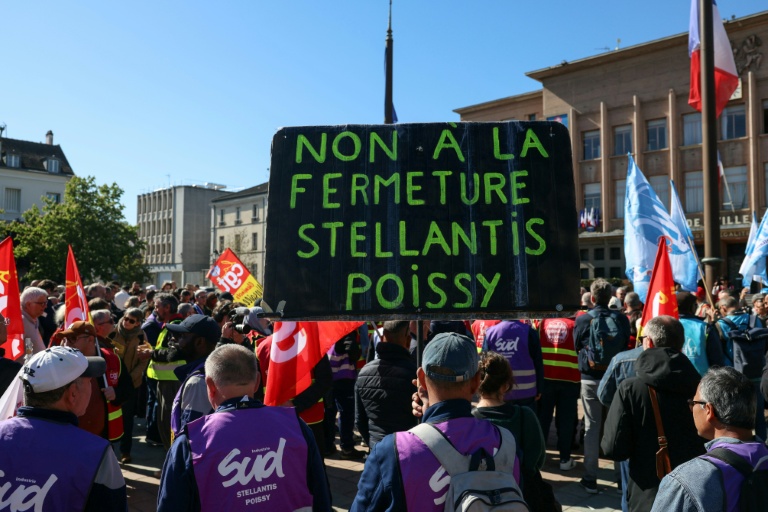 A Poissy, des ouvriers de Stellantis mobilisés contre la "casse de l'emploi"