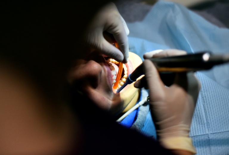 "Arracher, implanter, facturer !": un dentiste condamné à six ans pour des mutilations