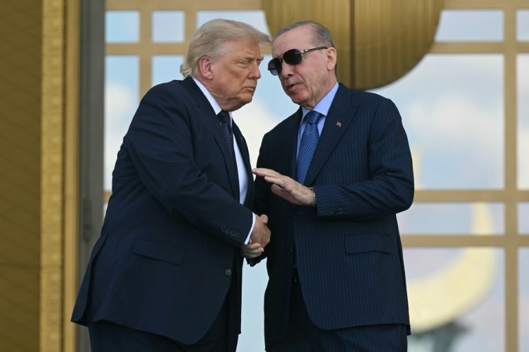 Au sommet de l'Otan, Trump vante son "alchimie" avec Erdogan