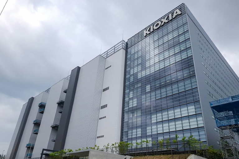 Le japonais Kioxia porté par la ruée vers les puces pour l'intelligence artificielle