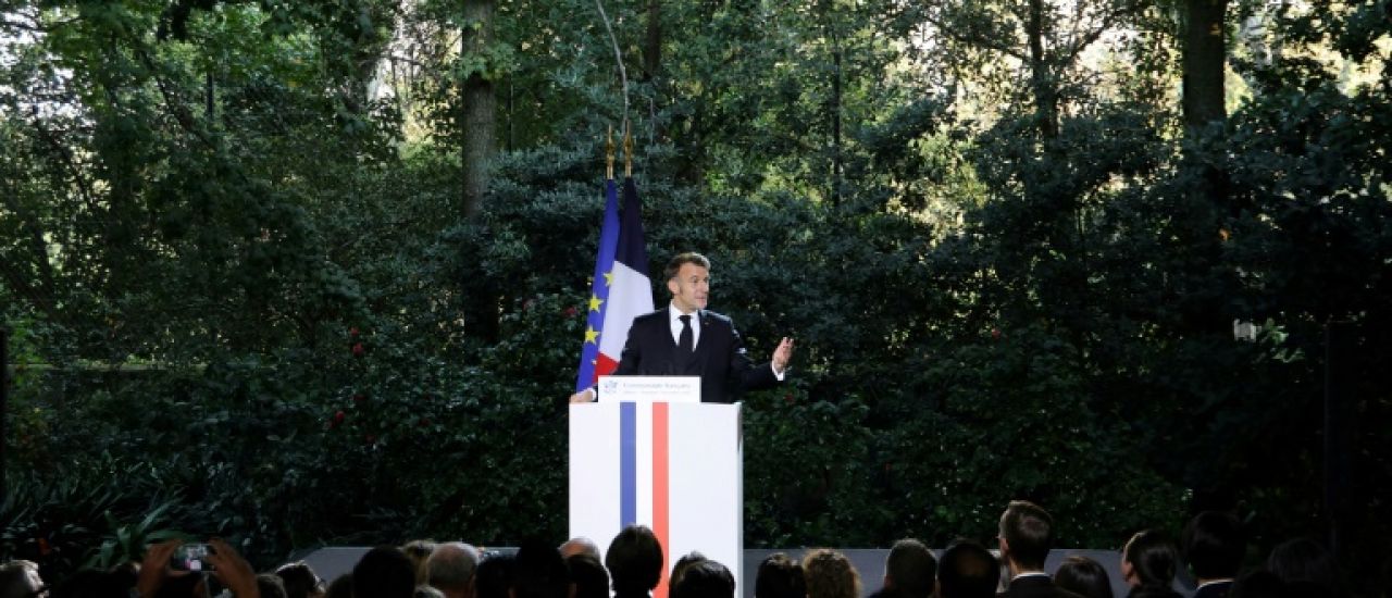 Macron se pose en "garant du long terme", au risque de décalage à court terme