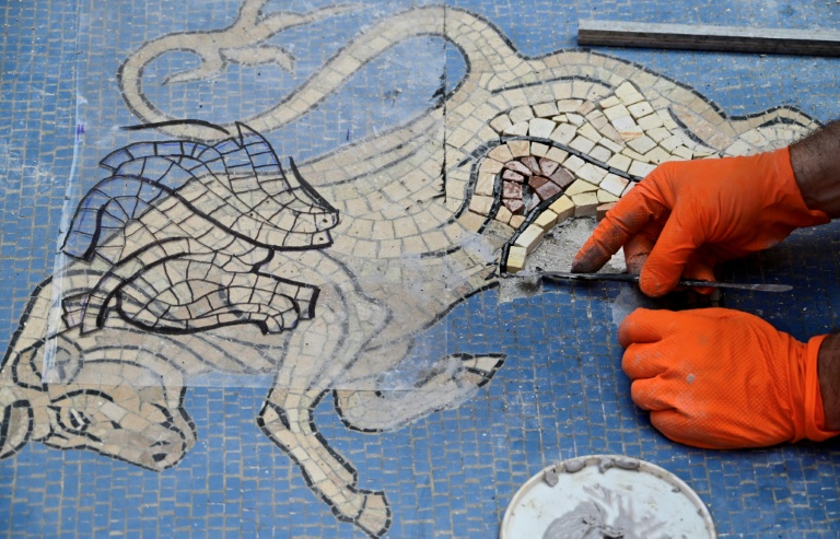 Les testicules porte-bonheur du taureau de Milan, écrasés par les passants