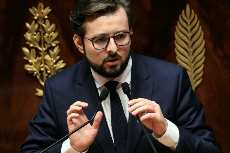 Présidentielle: Brun (PS) annonce son programme économique et milite pour "une révolution productive"