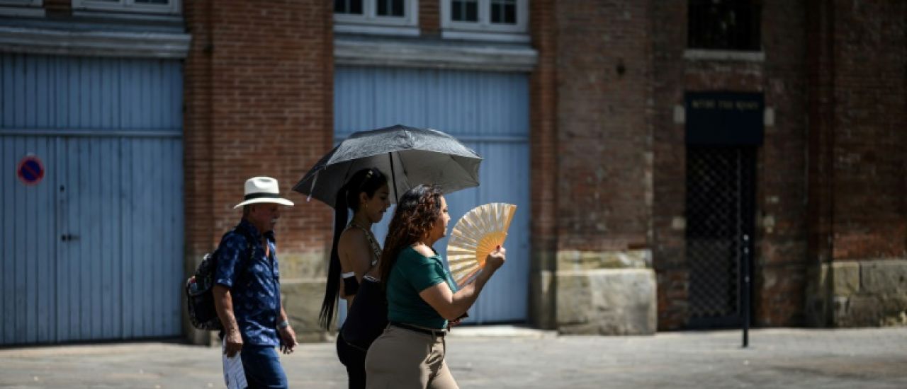 Canicule: une grande partie de la France étouffe, le mercure bat des records