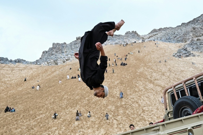 En Afghanistan, une montagne sableuse attire les fans de roulades et de parkour