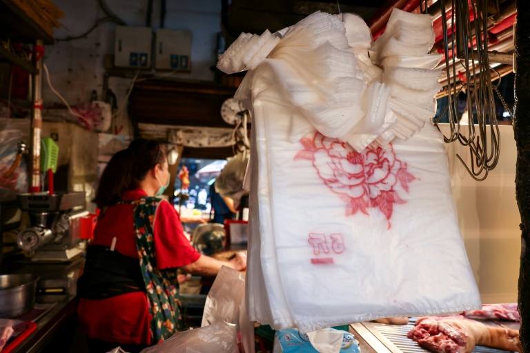 Avec ses sacs plastiques omniprésents, l'Asie bousculée par le choc énergétique