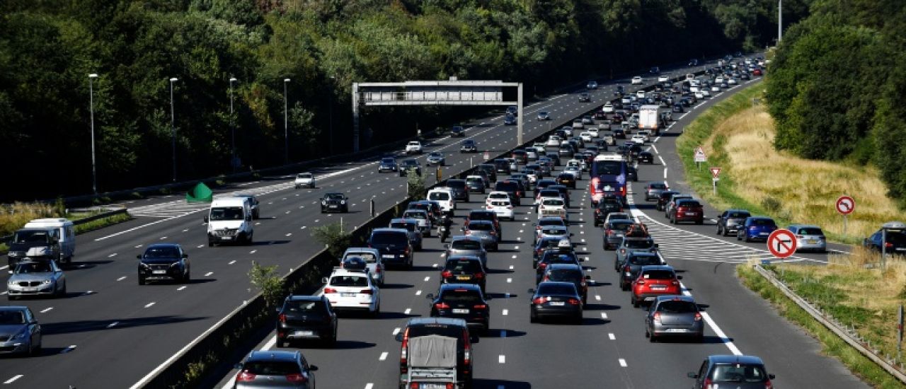 Rouler en chargeant sa batterie: deux solutions de "route électrique" testées en France