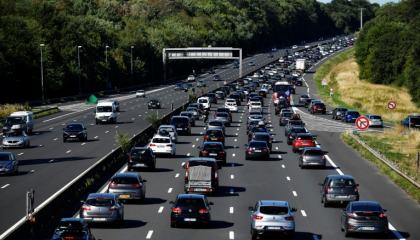 Rouler en chargeant sa batterie: deux solutions de "route électrique" testées en France