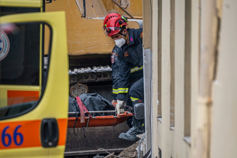 Athènes : six morts dans l'effondrement d'un immeuble d'un quartier touristique