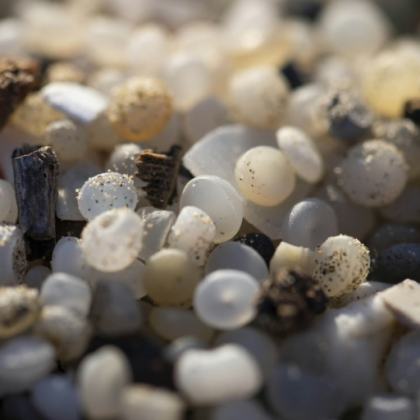 Le Parlement européen adopte des règles plus strictes contre la pollution aux microplastiques