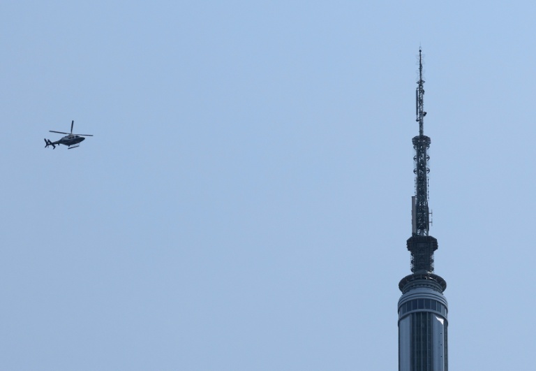 Deux personnes grimpent au sommet de l'Empire State Building pour une demande en mariage