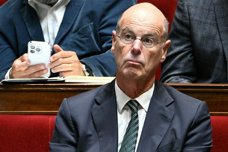 Lombard maintient que des milliers de Français aisés échappent à l'impôt sur le revenu