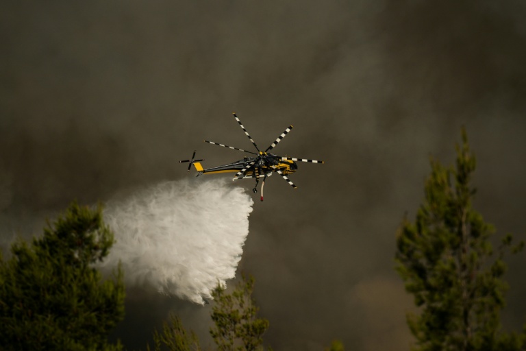 Grèce: des bombardiers d'eau décollent contre les incendies près d'Athènes