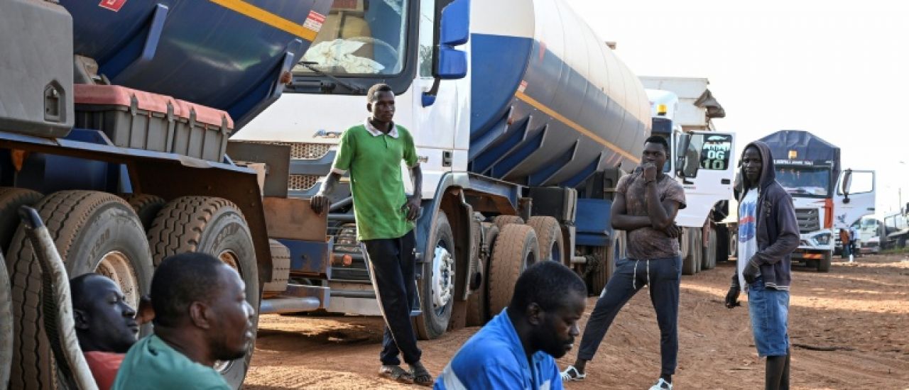 Carburant de "sang": ces chauffeurs routiers qui défient la mort pour ravitailler Bamako