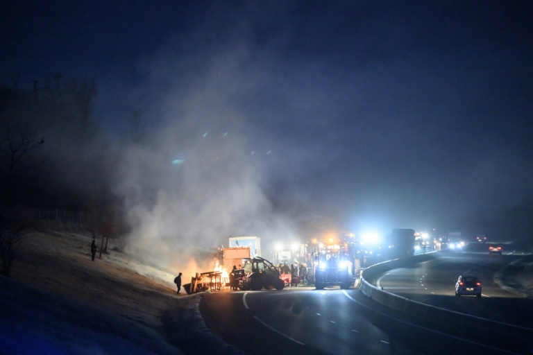 Colère agricole: une centaine de tracteurs de la Coordination rurale fait route vers Paris