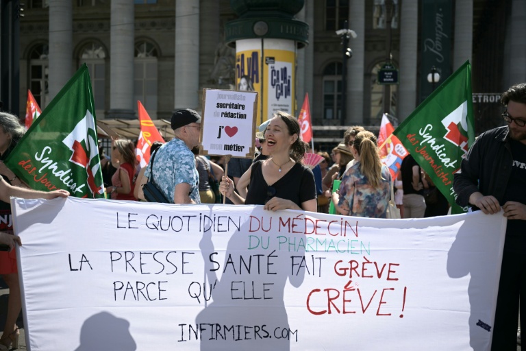 En pleine crise existentielle, les métiers de la presse manifestent à Paris
