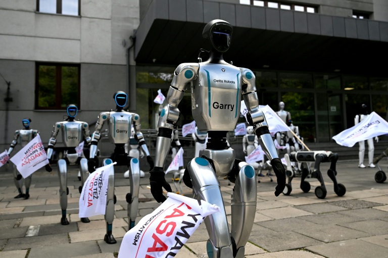 En Pologne, des robots manifestent contre l'IA