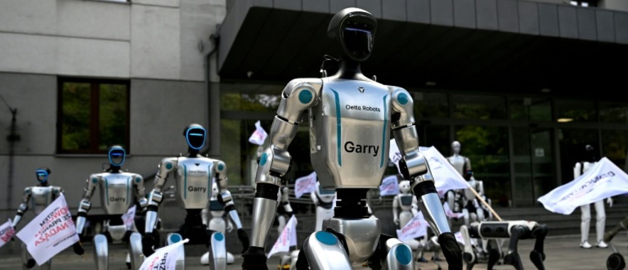 En Pologne, des robots manifestent contre l'IA