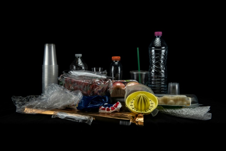 Bouteilles, fruits et légumes emballés... le plastique toujours "omniprésent" en grandes surfaces