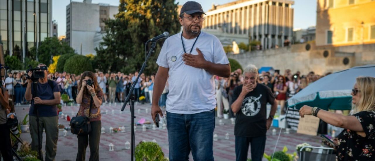 Catastrophe ferroviaire en Grèce: le père d'une victime cesse sa grève de la faim devant le Parlement