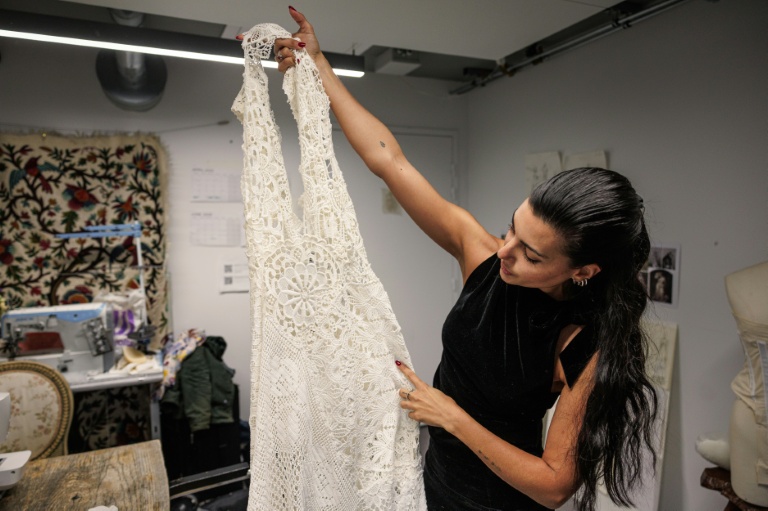 Entre upcycling et élégance, la dentelle renaît dans la mode contemporaine