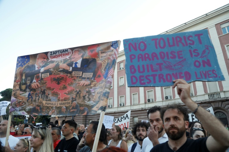 Projet immobilier Kushner : des milliers de manifestants dans les rues de Tirana