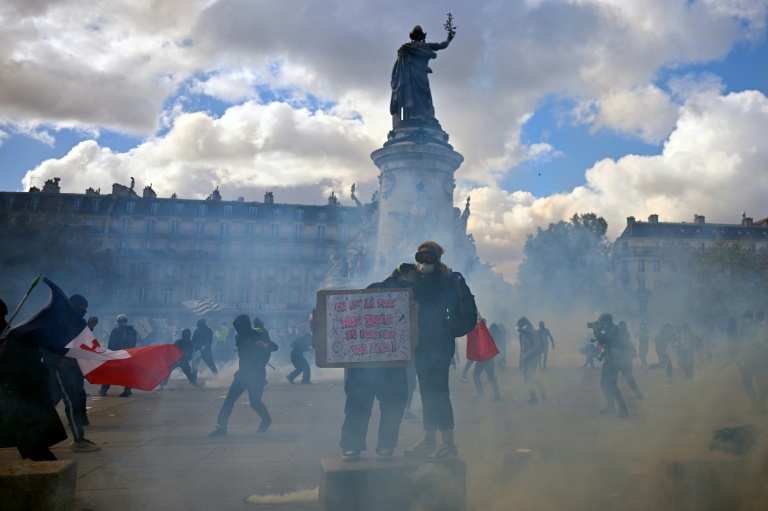 Mobilisation du 17 octobre: des milliers de manifestants en région, de vives tensions à Paris et Marseille