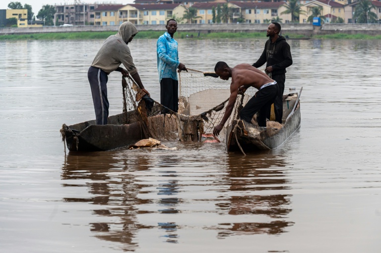 Pêcheurs de plastique: le fleuve Congo victime de la pollution en RDC