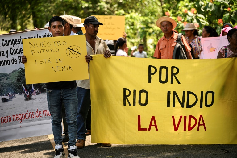 Panama: des agriculteurs manifestent contre un projet de barrage pour alimenter le canal