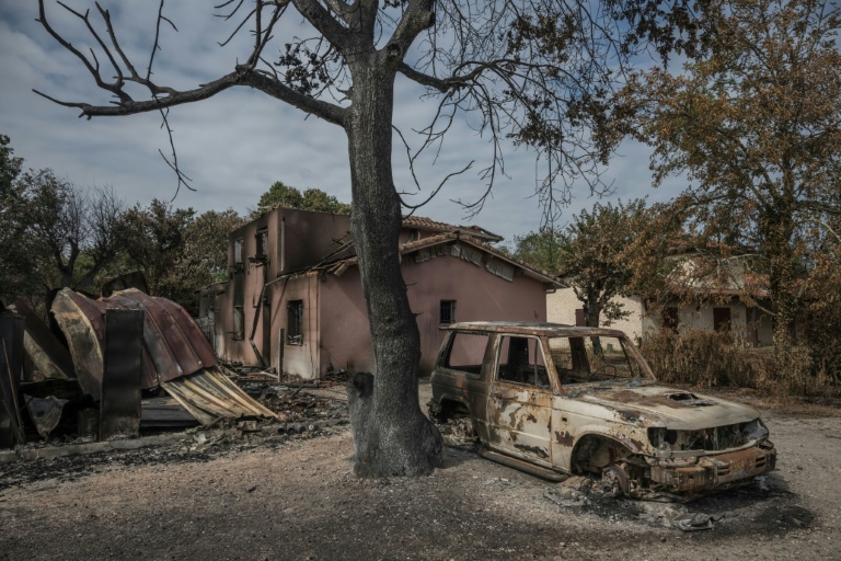 Incendies: pas de propagation dans le Var, mégafeu toujours "contenu" en Gironde