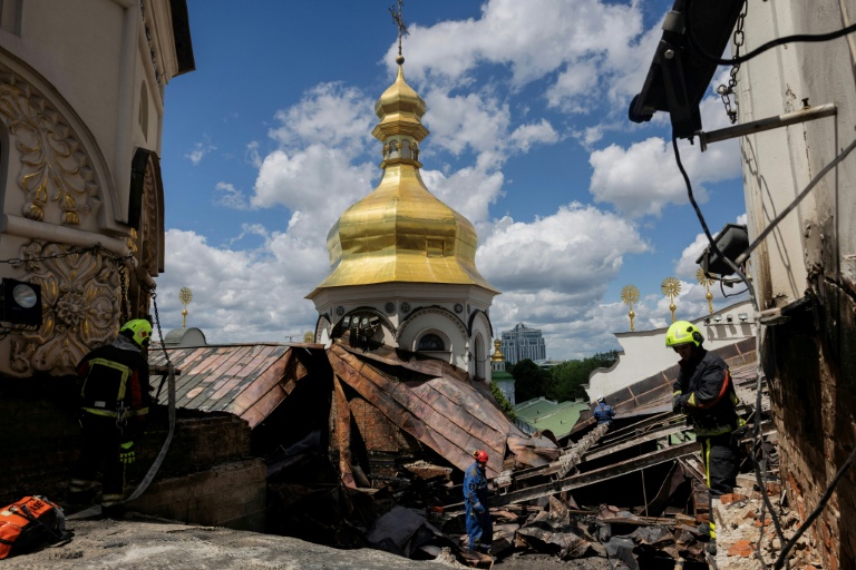 Ukraine: 11 morts et une cathédrale emblématique endommagée après des frappes russes