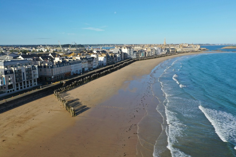 A Saint-Malo, des retraités entre plage et résignation face à la canicule