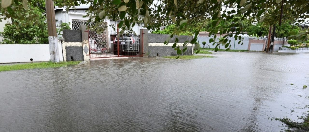 "Jamais rien vu de tel": au lendemain de Melissa, la Jamaïque stupéfiée par les dégâts