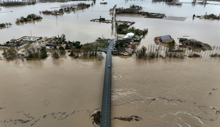 "C'est un océan": la Garonne toujours en alerte rouge crues, avant de nouvelles pluies