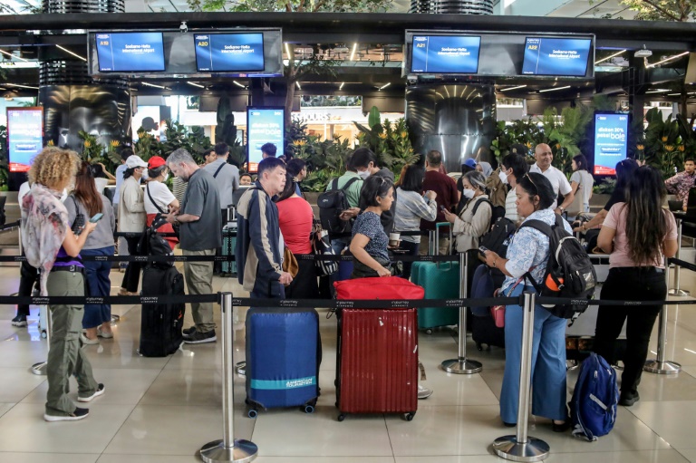 Indonésie: huit aéroports fermés après une éruption volcanique, 170.000 passagers bloqués