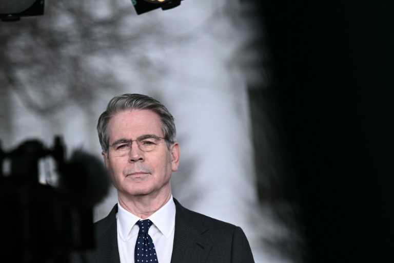 Washington autorise temporairement la vente de pétrole russe stocké sur des navires