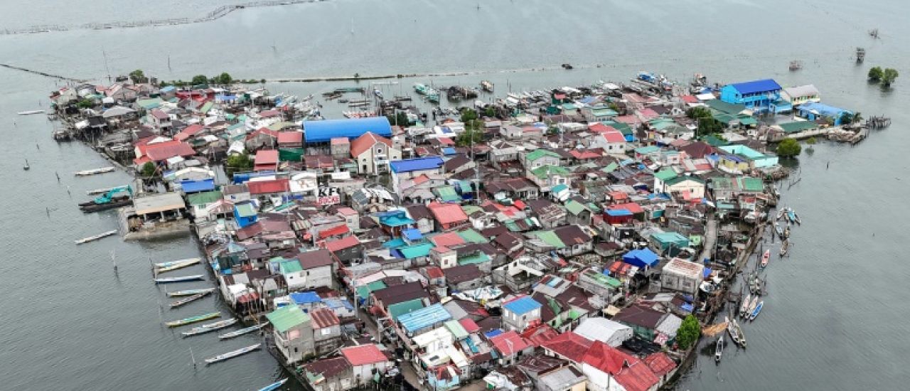Aux Philippines, le calvaire quotidien des habitants d'une île aux prises à la montée des eaux