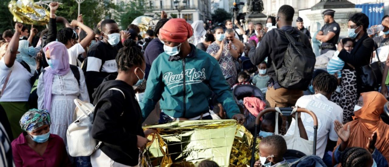 Evacuation des familles de migrants installées devant l'Hôtel de ville de Paris