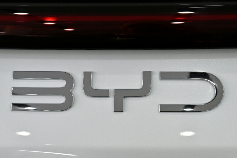 Automobile: BYD discute avec Stellantis et d'autres groupes pour reprendre des usines en Europe