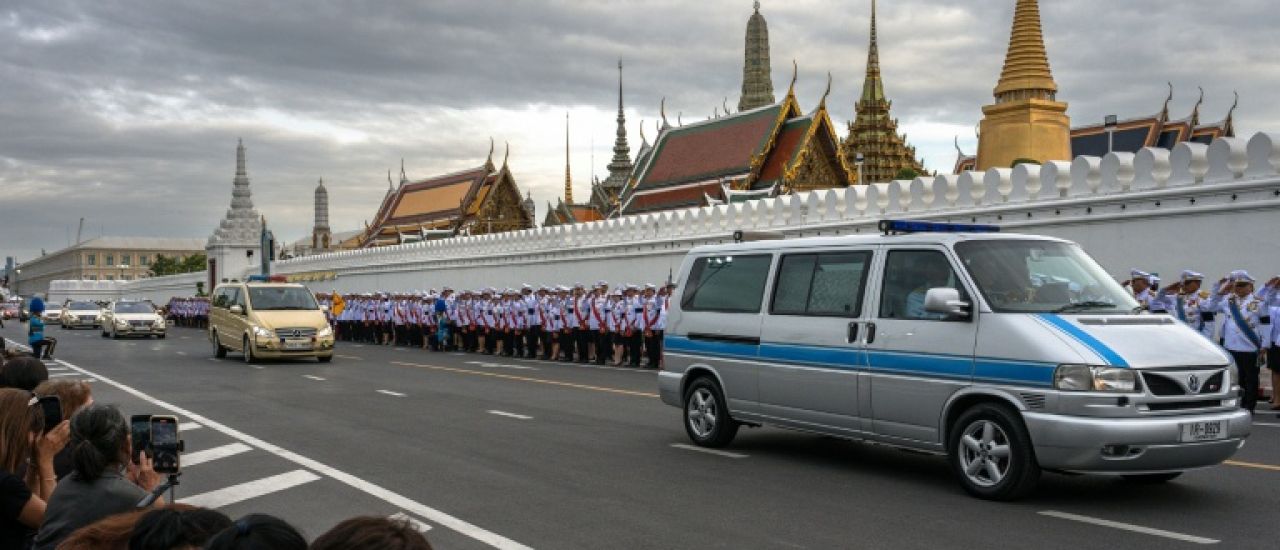 La Thaïlande entame une année de deuil après le décès de la reine mère Sirikit La Thaïlande entame une année de deuil après le décès de la reine mère Sirikit