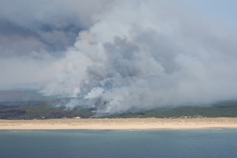 Incendies hors de contrôle en France et en Espagne: plus de 160.000 évacuations