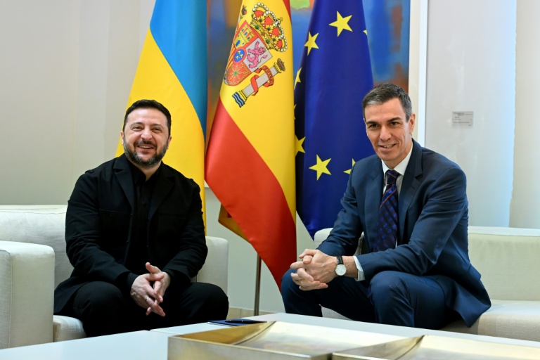 "Rien ni personne ne nous fera oublier ce qui se passe en Ukraine", dit Pedro Sánchez à Zelensky